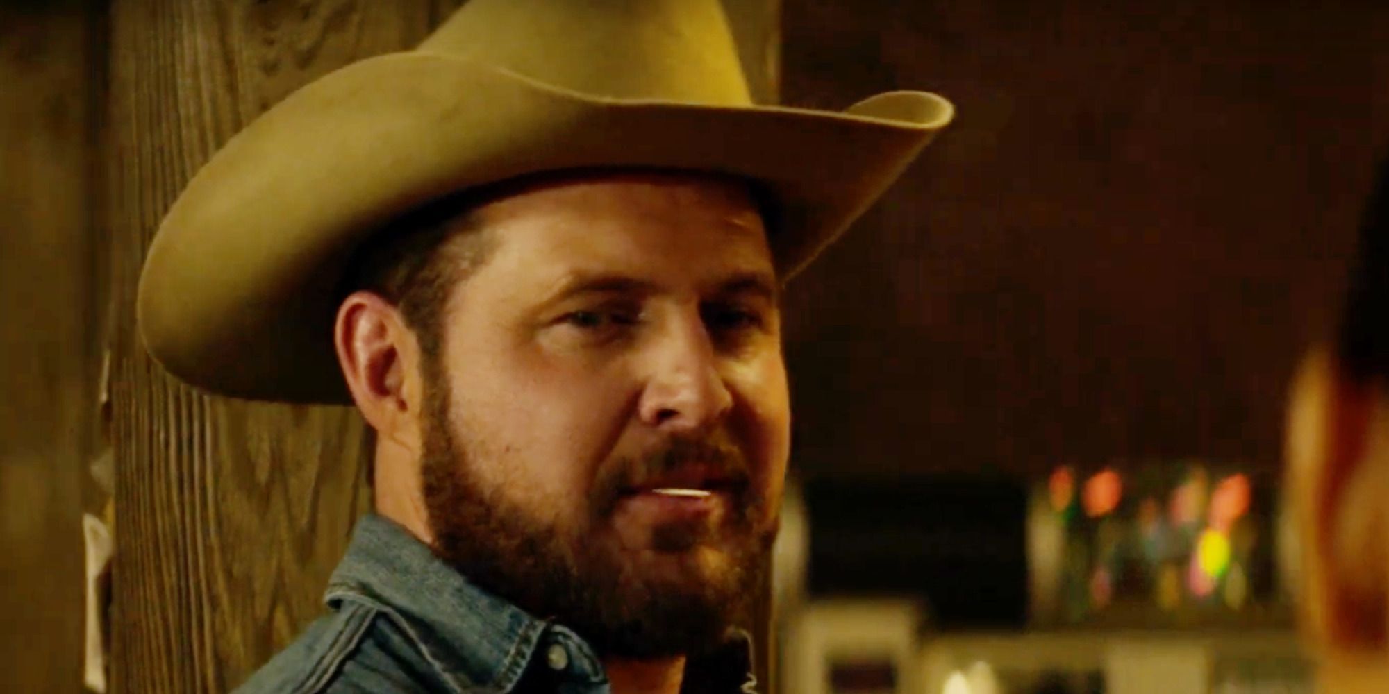 Sonny (AJ Buckley) tersenyum di Tim SEAL