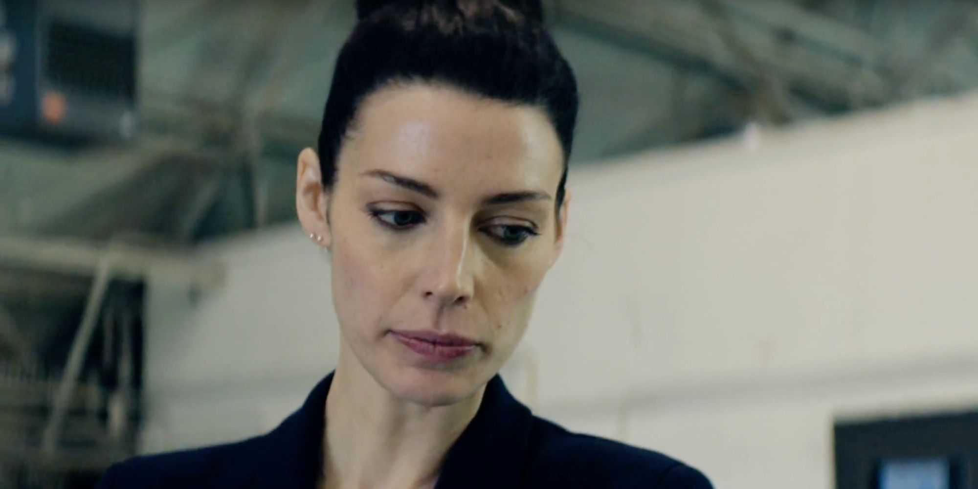   Mandy (Jessica Pare) berbicara dengan Jason (David Boreanaz) di Tim SEAL