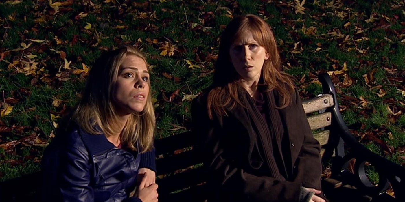 Billie Piper como Rose e Catherine Tate como Donna conversando em um banco de parque no episódio Turn Left de Doctor Who.