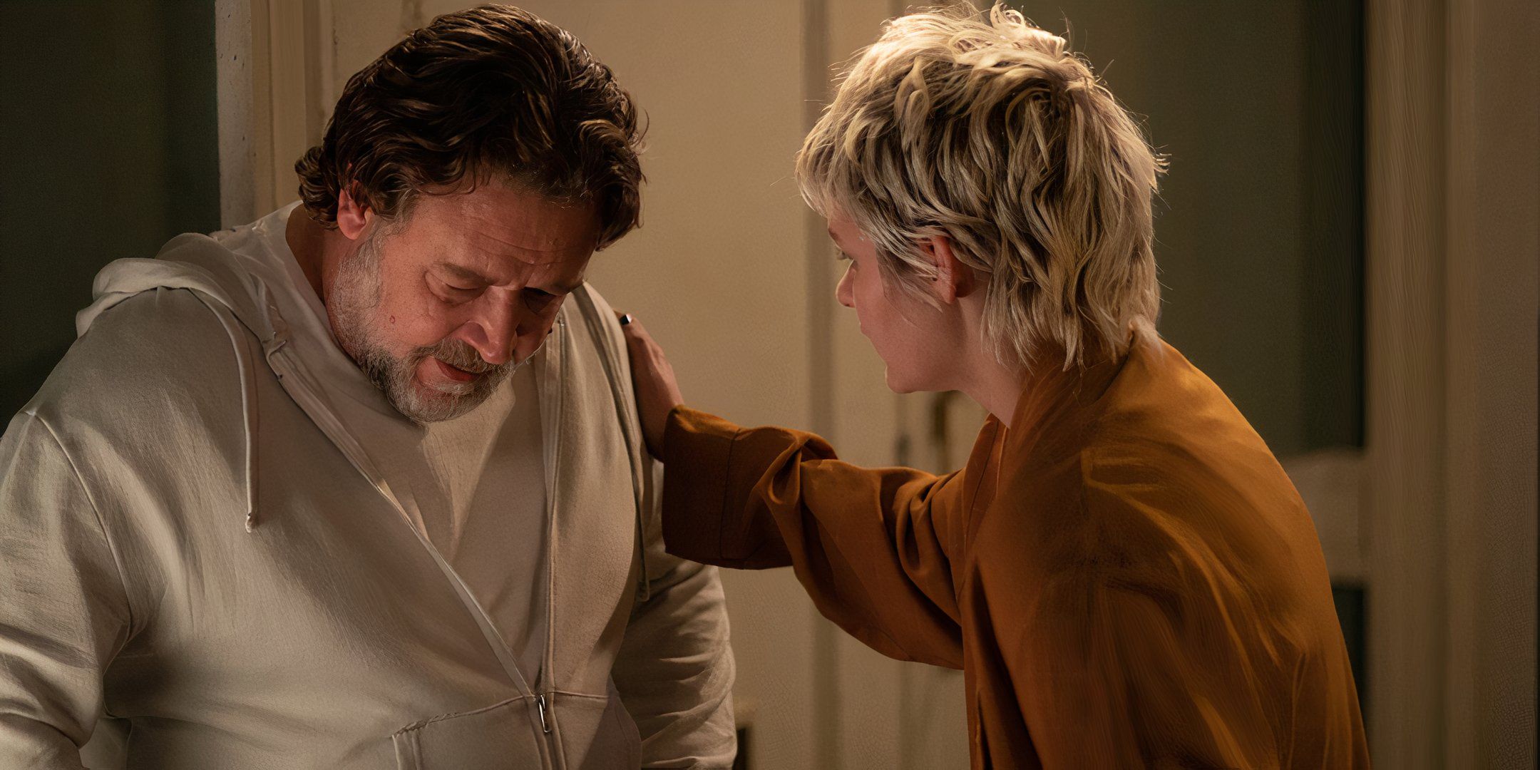 Ryan Simpkins como Lee tentando confortar Anthony de Russell Crowe em O Exorcismo