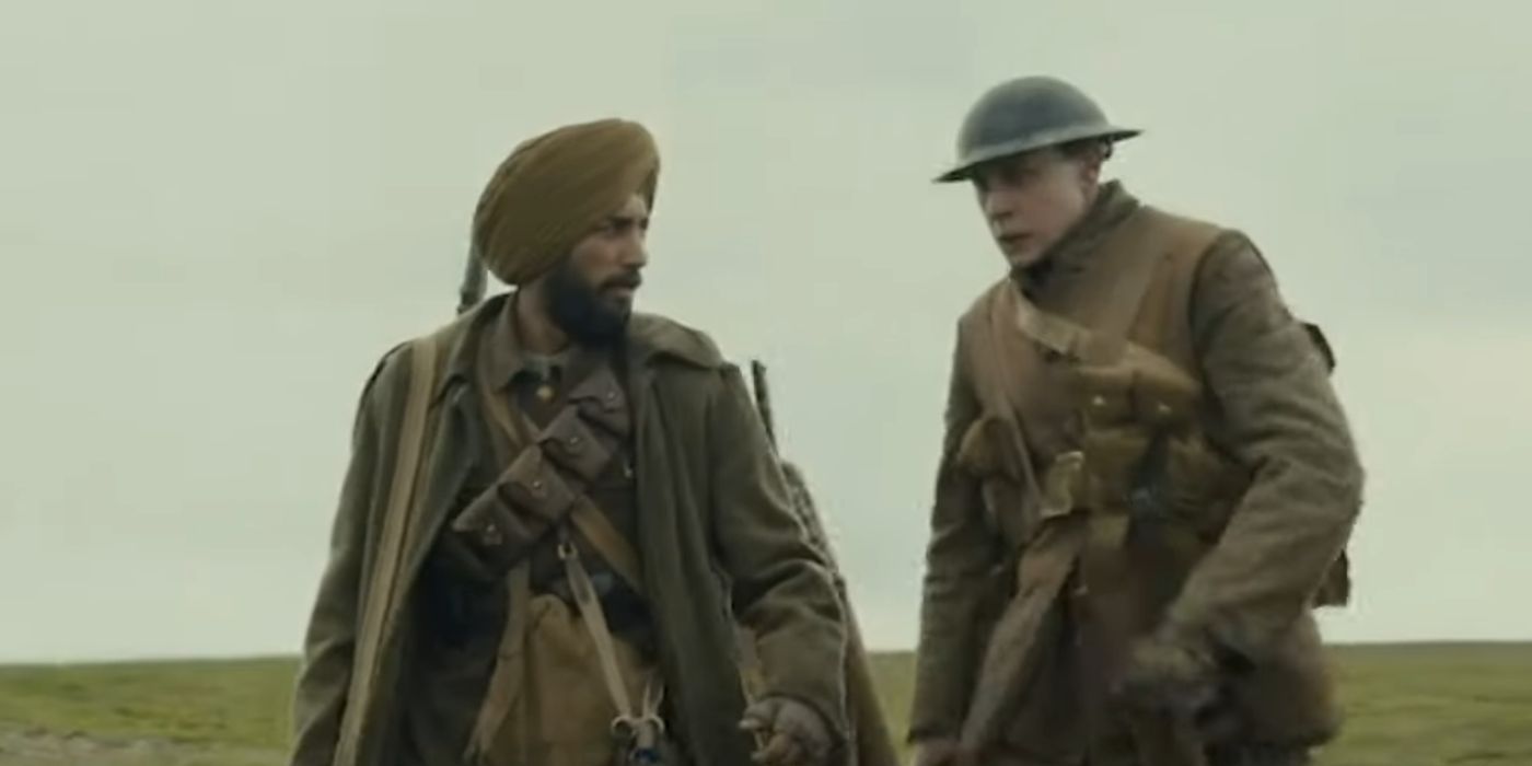 George MacKay como Schofield e um colega soldado britânico em 1917