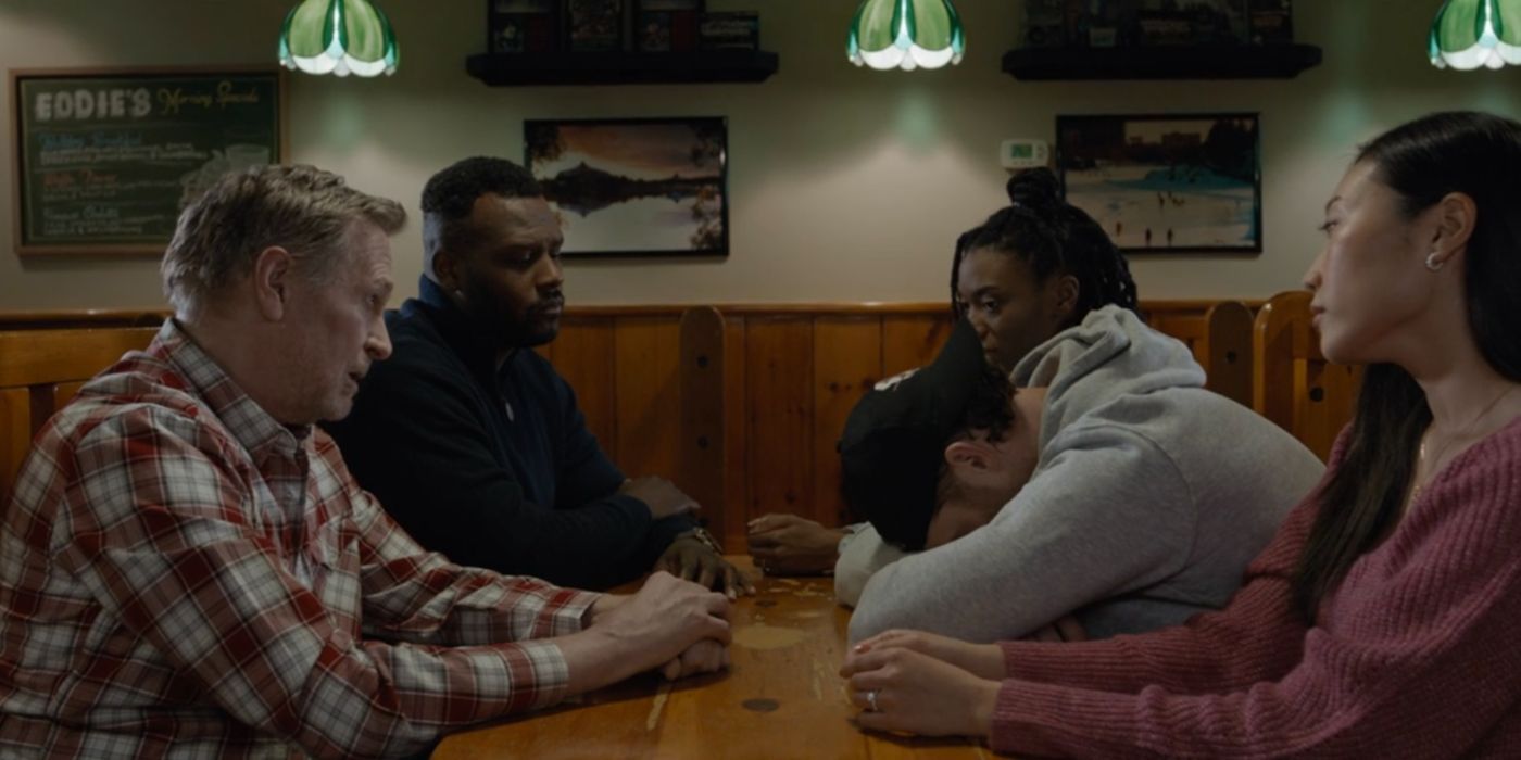 Shoresy płacze po rozmowie o swojej przyszłości z rodziną w 3. sezonie serialu Shoresy