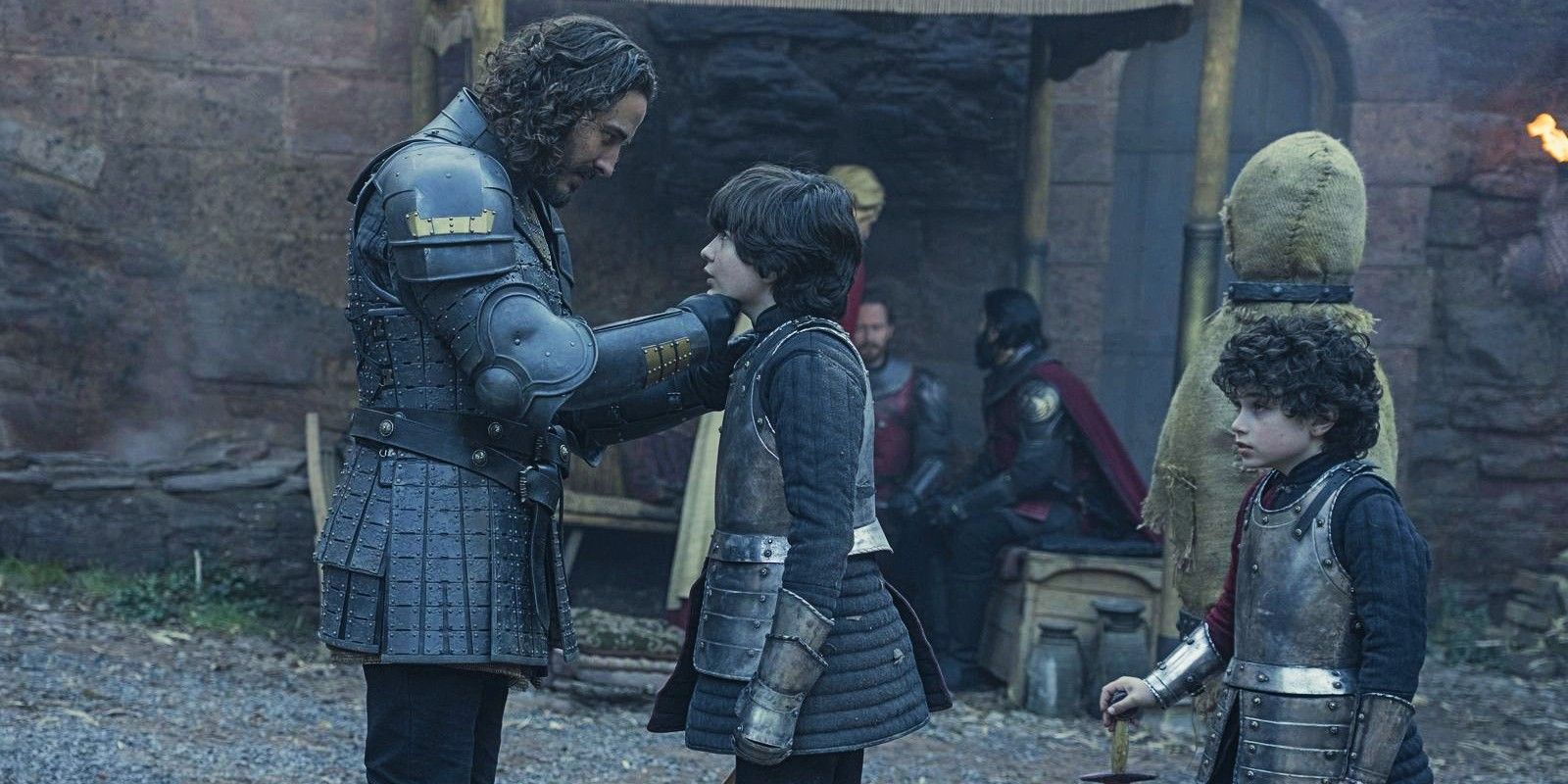 Ser Harwin Strong habla con los jóvenes Jacaerys y Lucerys en la temporada 1 de House of the Dragon