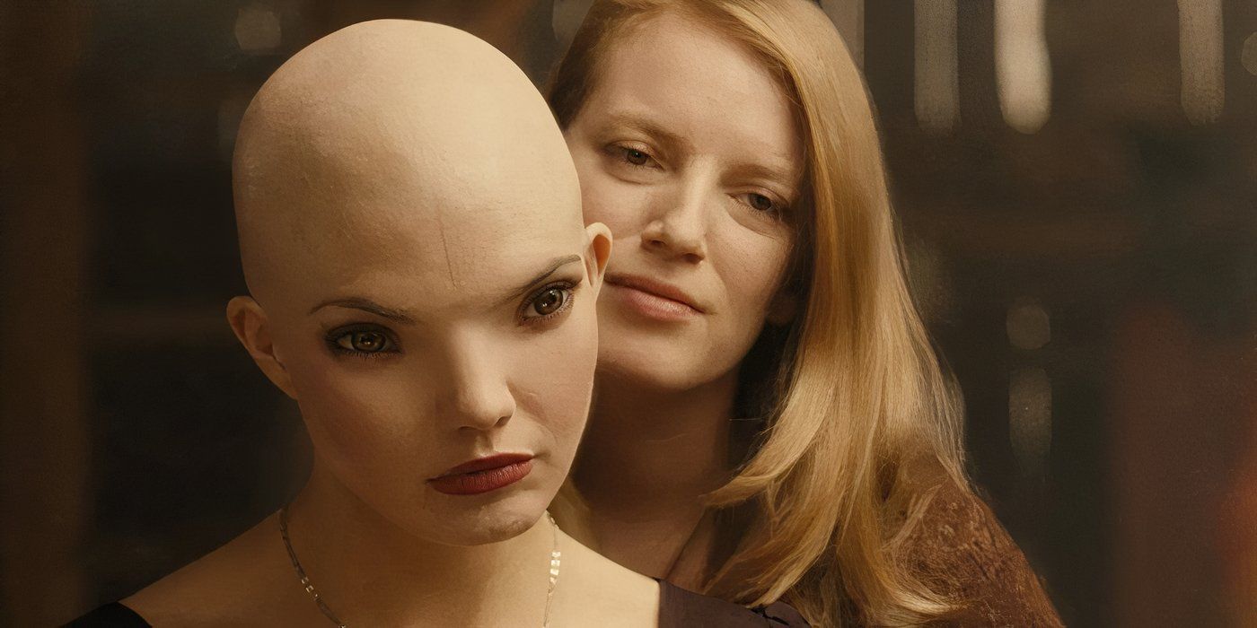 Sarah Polley sebagai Elsa dan Delphine Chanéac sebagai Dren di Splice melihat ke cermin