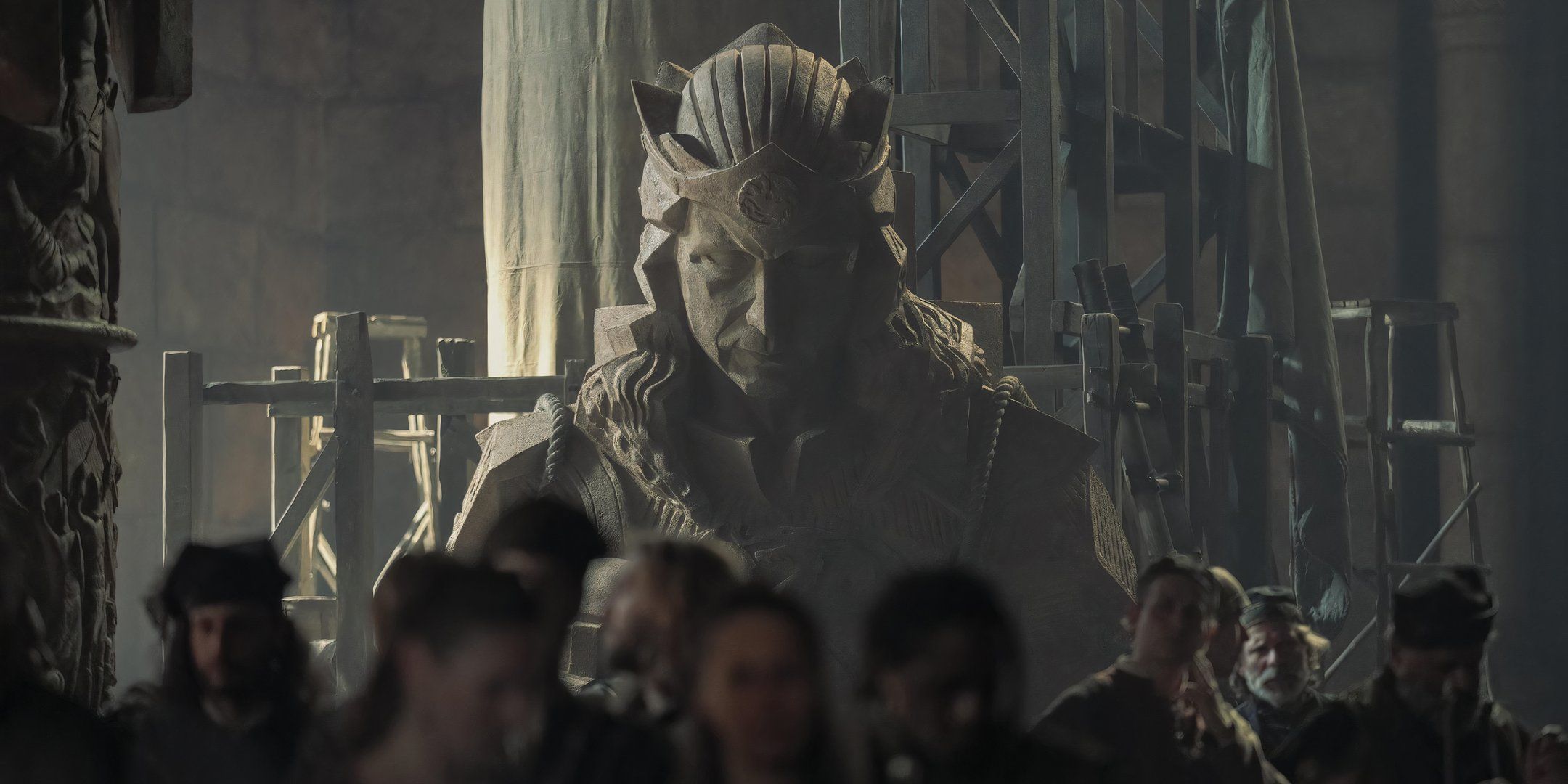 Estátua do Rei Viserys na sala do trono da Fortaleza Vermelha na 2ª temporada de House of the Dragon