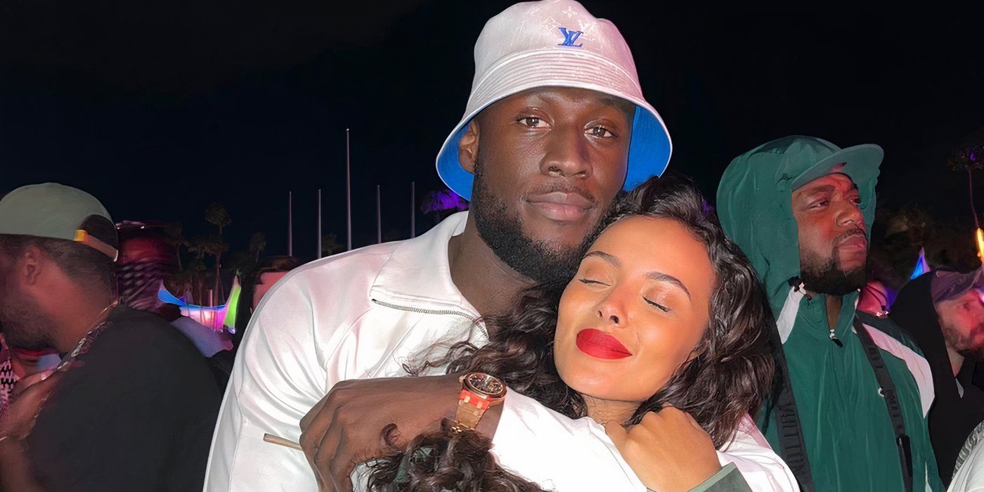 A apresentadora da 11ª temporada de Love Island, Maya Jama e Stormzy, com Stormzy segurando-a com força