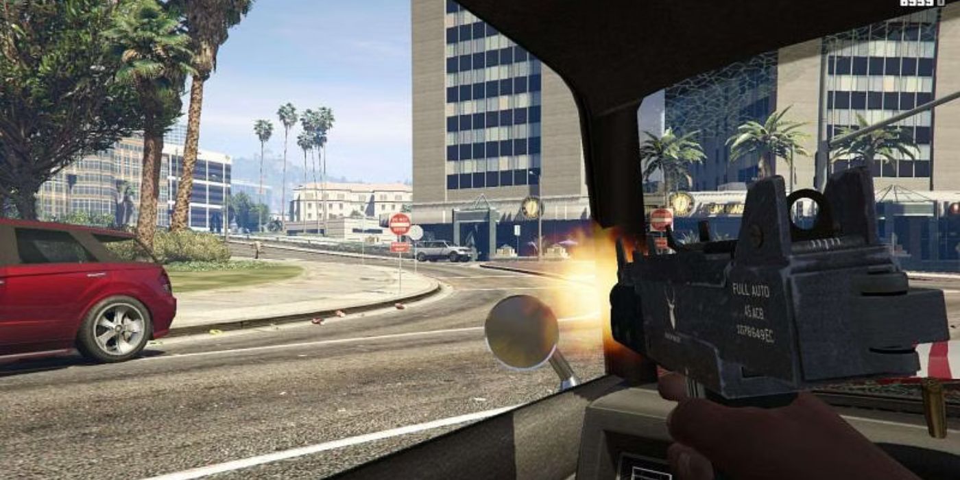 Jogador atirando com o Tactical SMG enquanto dirige no GTA Online.