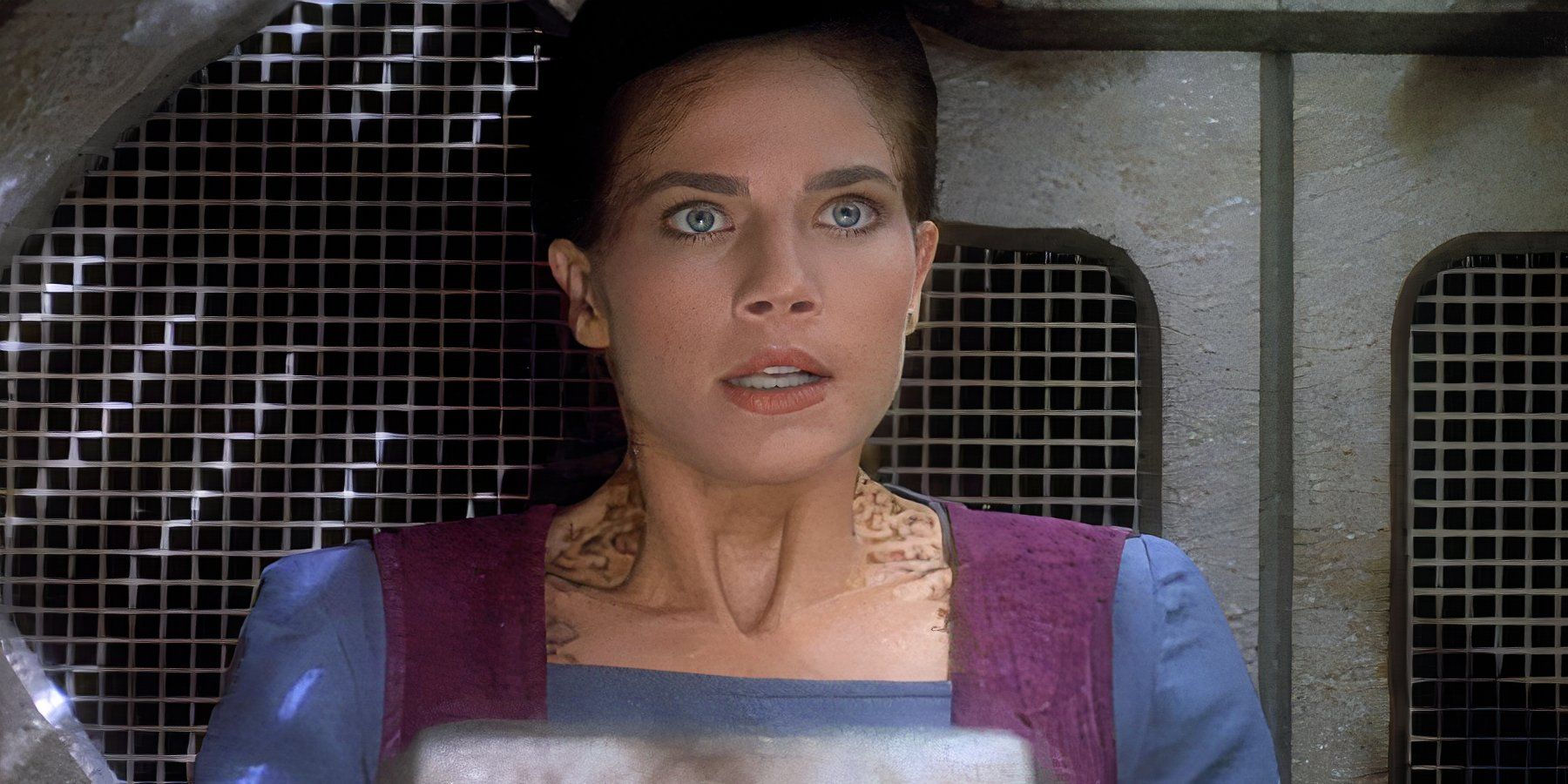 Terry Farrell sebagai Letnan Jadzia Dax dalam pakaian sipil di Bajoran raider DS9 the Siege