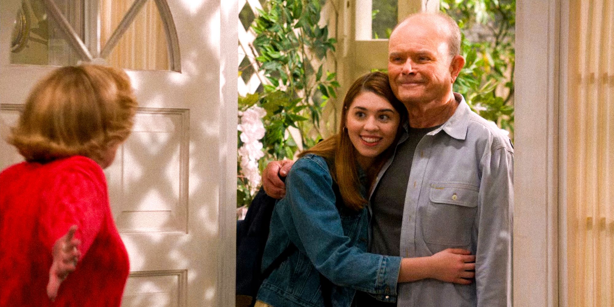 Leia (Callie Haverda) hugging Red (Kurtwood Smith) in That 90s show part 2 Episode 1