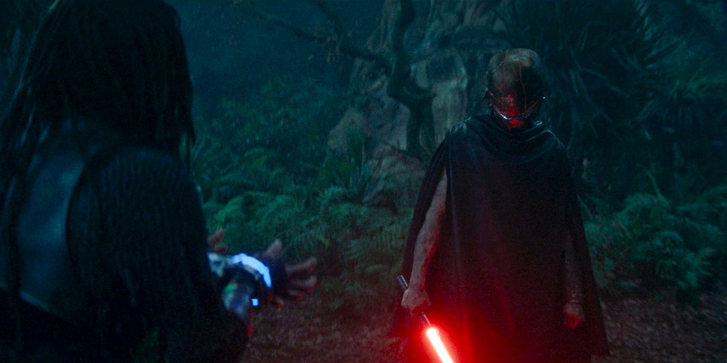 O Sith segurando seu sabre de luz, intimidando Mae no episódio 5 da 1ª temporada de The Acolyte