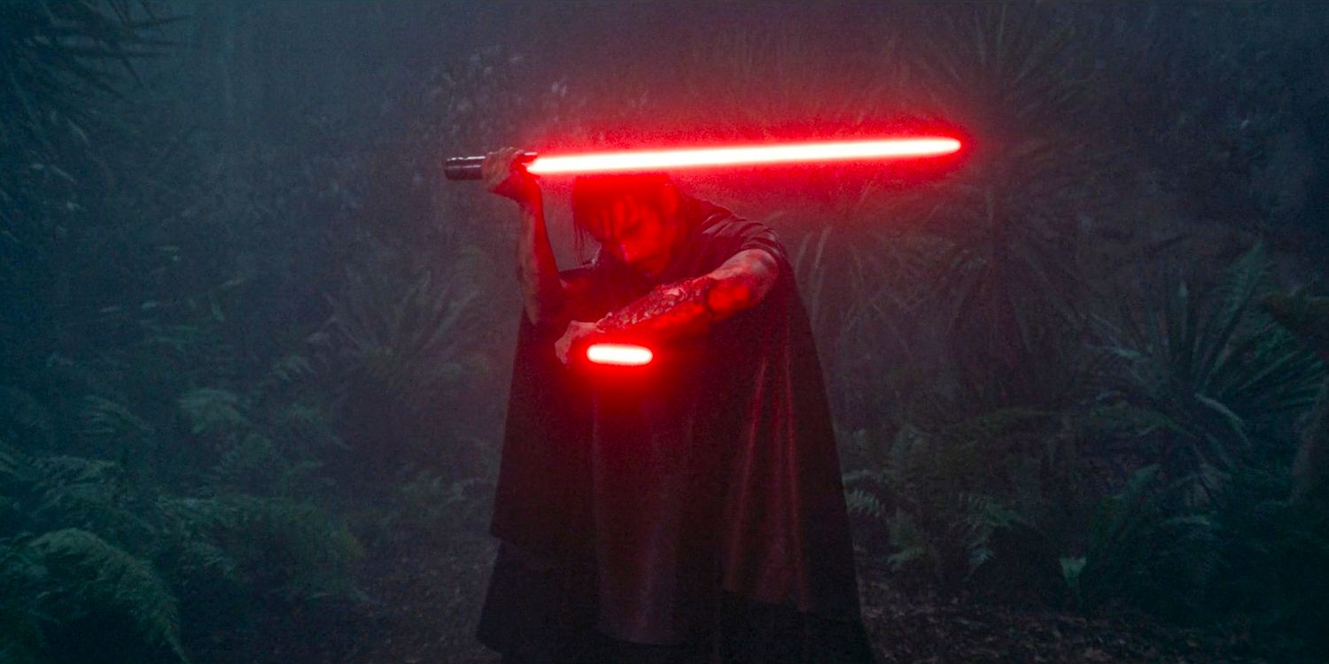 Se revela la identidad de los Sith, Qimir (Manny Jacinto) sosteniendo un par de sables de luz en el episodio 5 de la temporada 1 de The Acolyte.