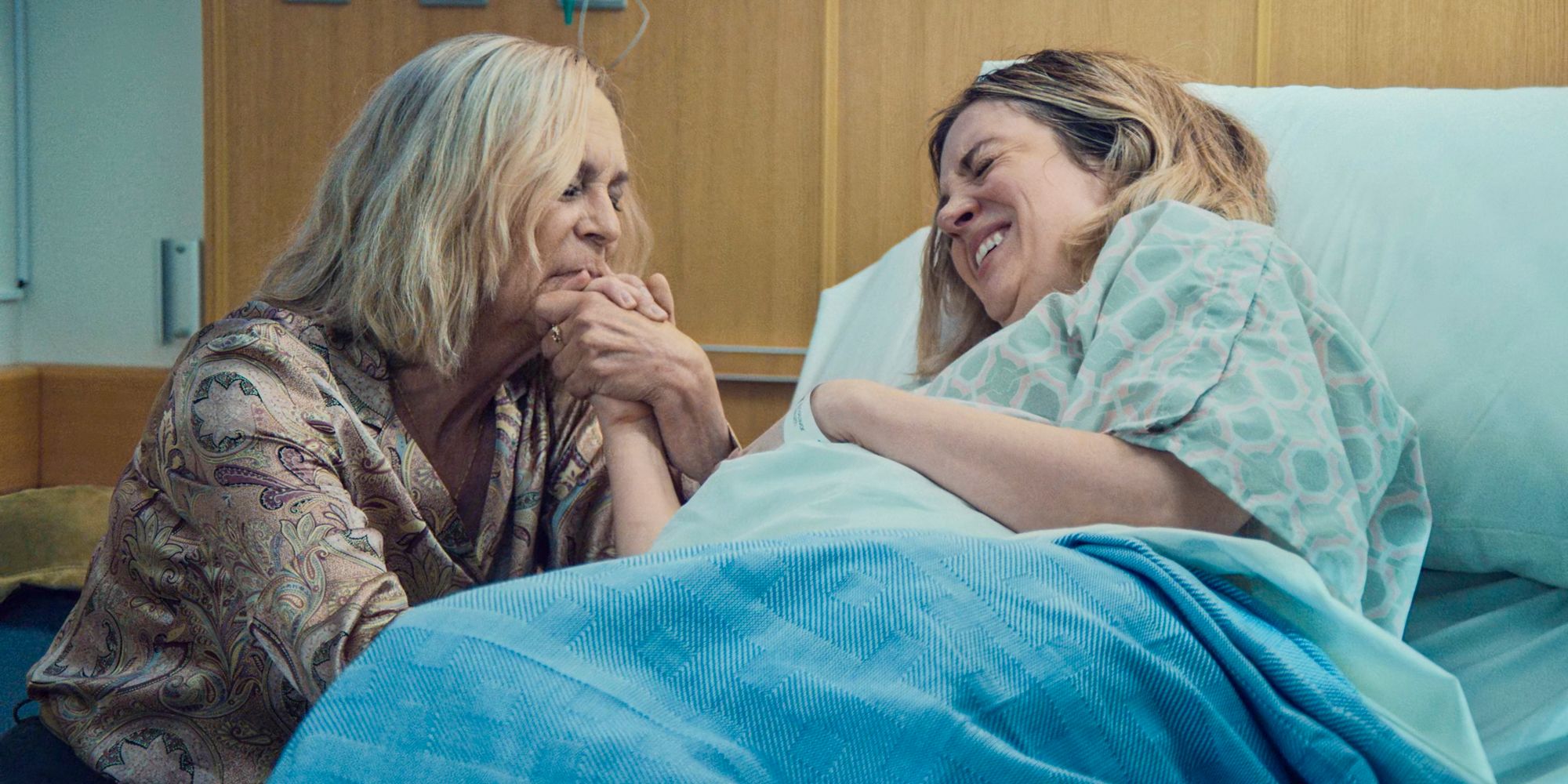Sugar (Abby Elliott) suffering from contractions while her mother Donna (Jamie Lee Curtis) holds her hand to comfort her in The Bear Season 3 Episode 8