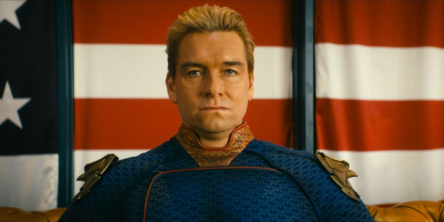 Homelander (Antony Starr) parecendo irritado com a bandeira americana atrás dele no episódio 1 da 4ª temporada de The Boys