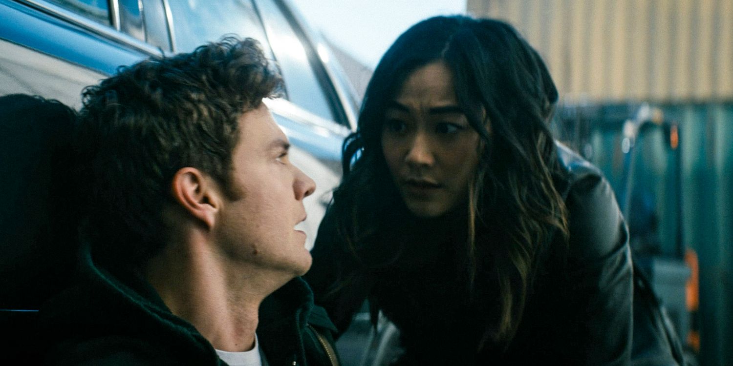 Hughie (Jack Quaid) y Kimiko (Karen Fukuhara) en la parte trasera de un auto, protegiéndose de un ataque a tiros en el episodio 4 de la temporada 4 de The Boys.