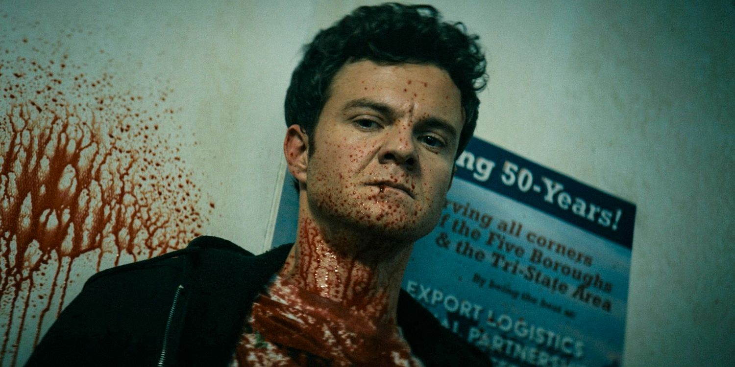 Hughie (Jack Quaid) com o rosto salpicado de sangue no episódio 4 da 4ª temporada de The Boys