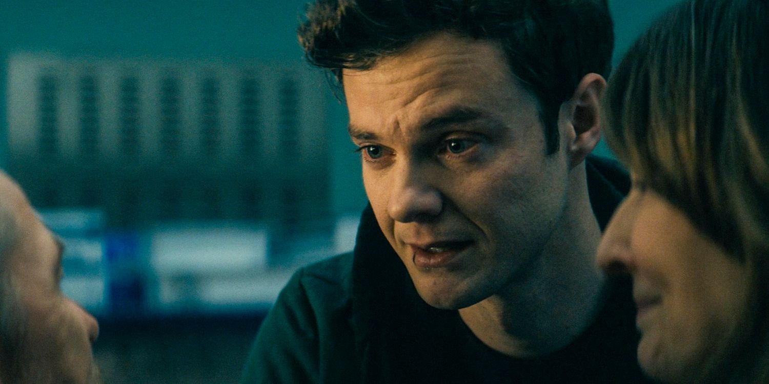 Hughie (Jack Quaid) żegna się z ojcem po wstrzyknięciu mu leku, który pomoże mu umrzeć w odcinku 5, sezon 4 The Boys