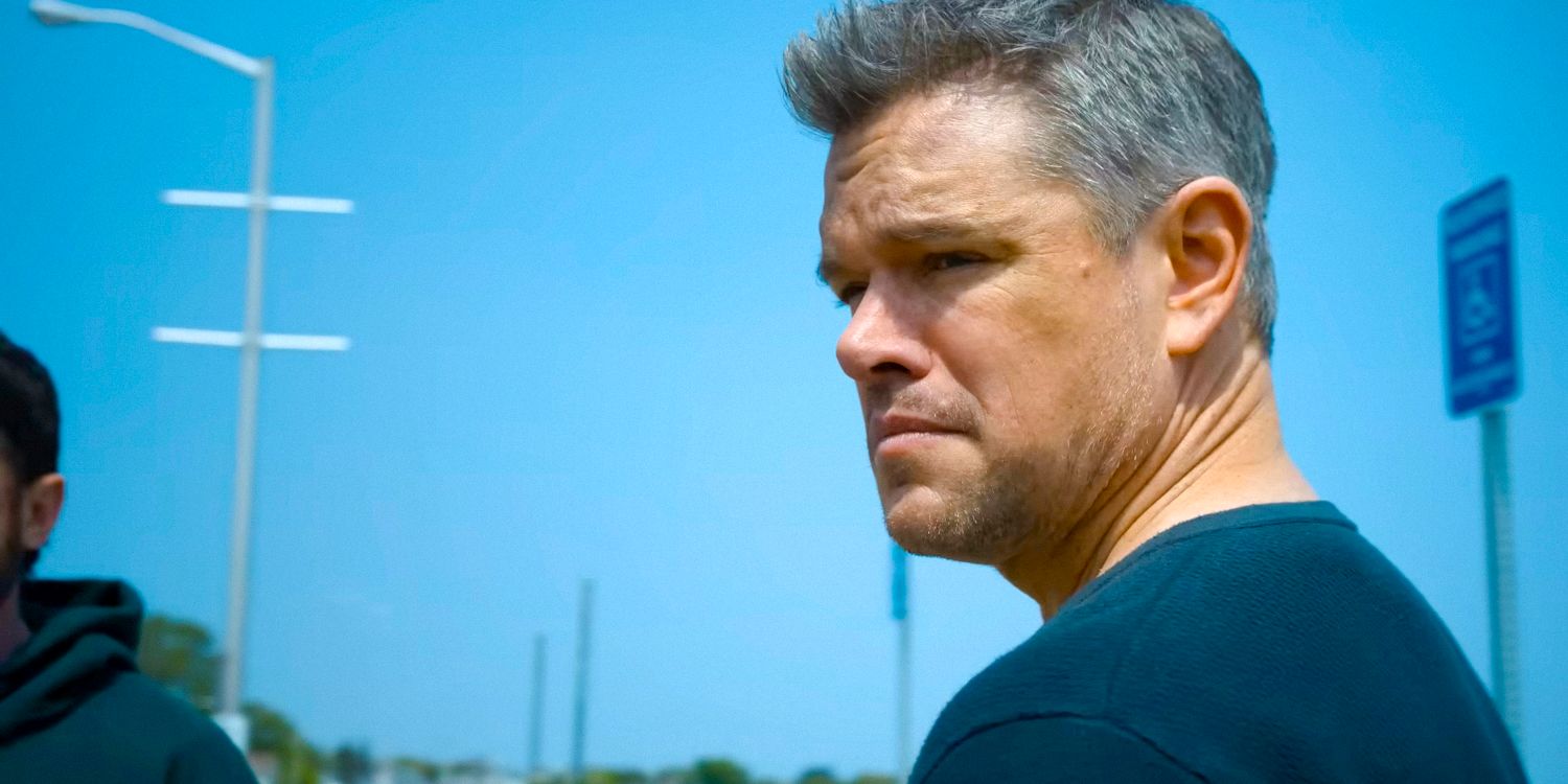 Rory (Matt Damon) olhando por cima do ombro em The Instigators (2024)