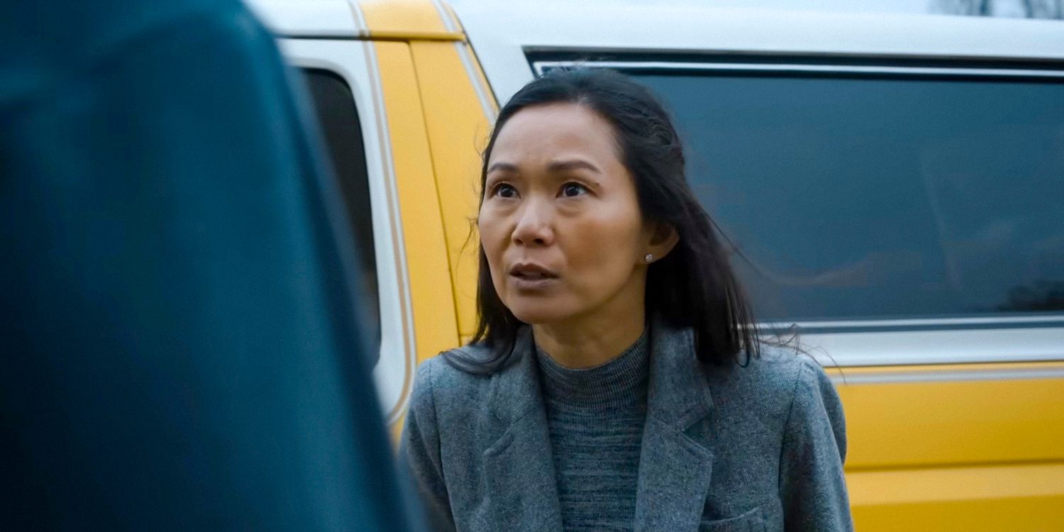 (Hong Chau) parecendo preocupado em The Instigators (2024)