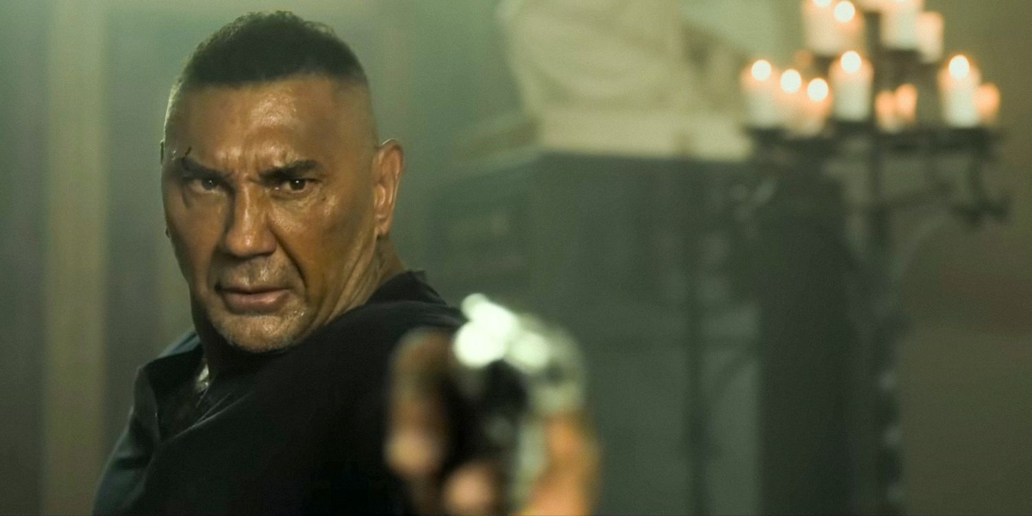 Joe Flood (Dave Bautista) zielt mit einer Waffe in The Killer's Game (2024)