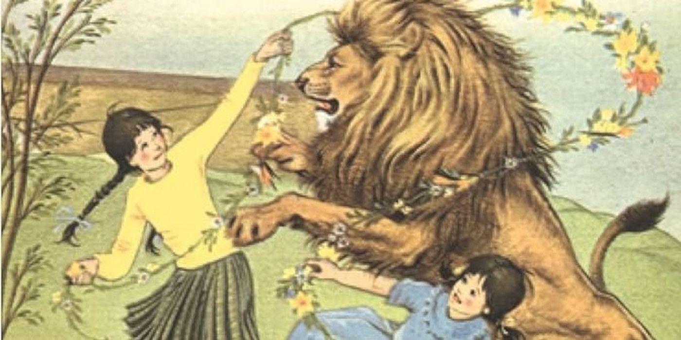Capa de The Lion The Witch and the Wardrobe com um leão brincando com crianças