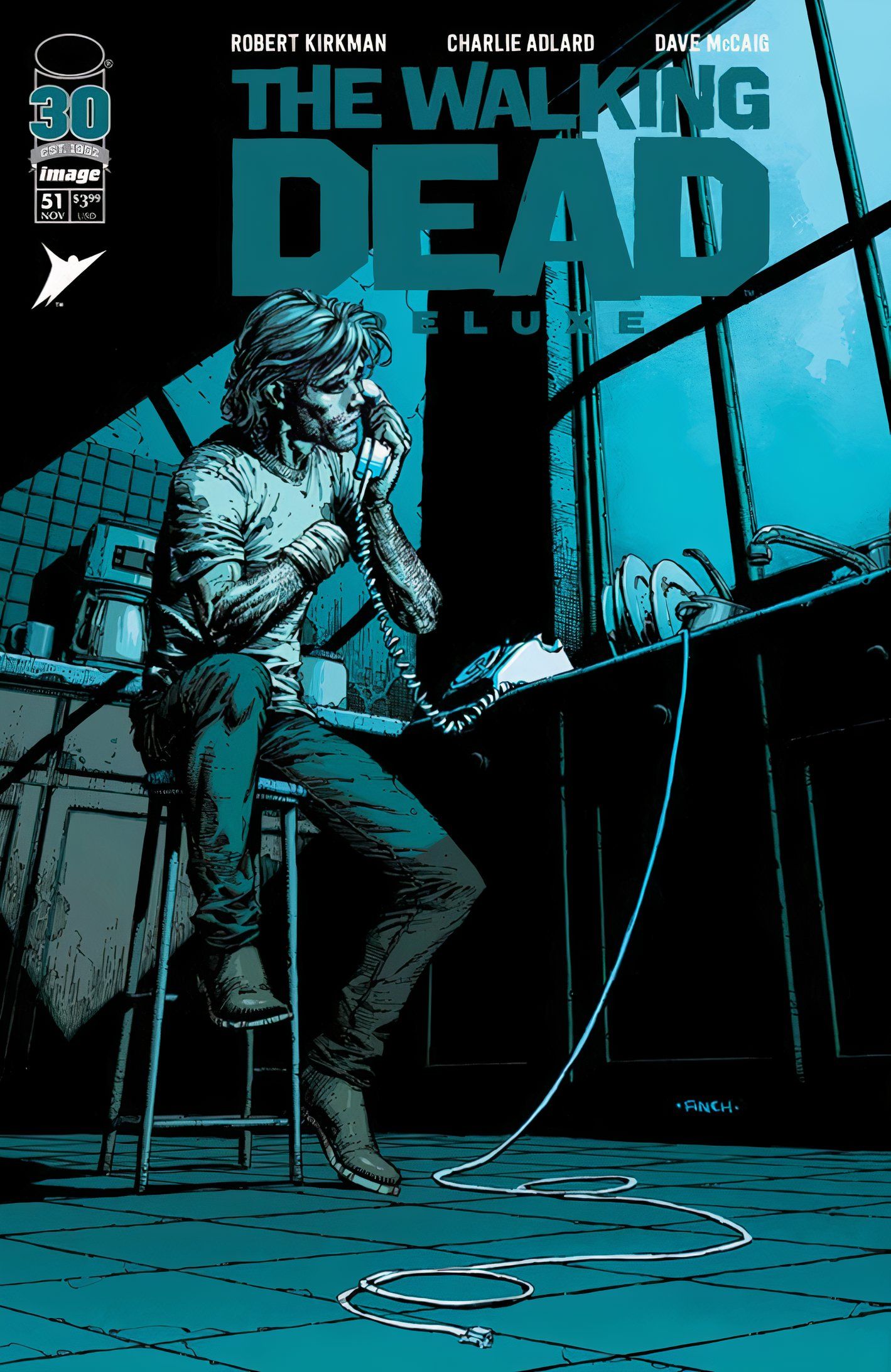 Capa de The Walking Dead Deluxe #51, com Rick na cozinha de uma casa em ruínas falando ao telefone quebrado