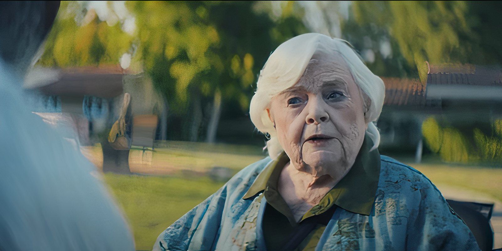 June Squibb como Thelma luciendo sospechosa en Thelma