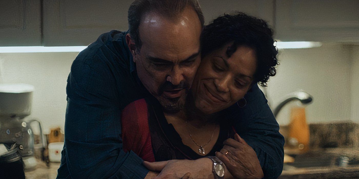 Tina sendo abraçada por trás pelo marido em The Bear temporada 3, episódio 6