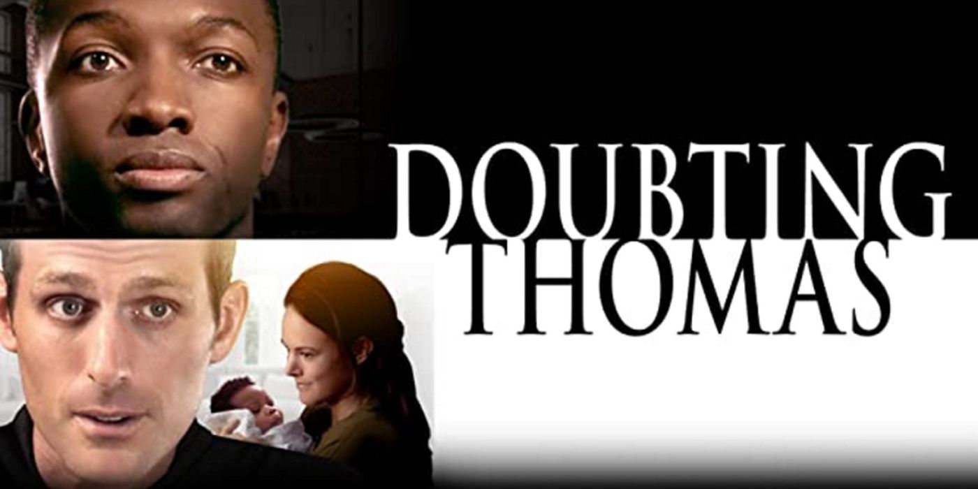 Cartão de título de Doubting Thomas com Tom (Will McFadden), Ron (Jamie Hector) e Jen (Sarah Butler) em uma tela em preto e branco.