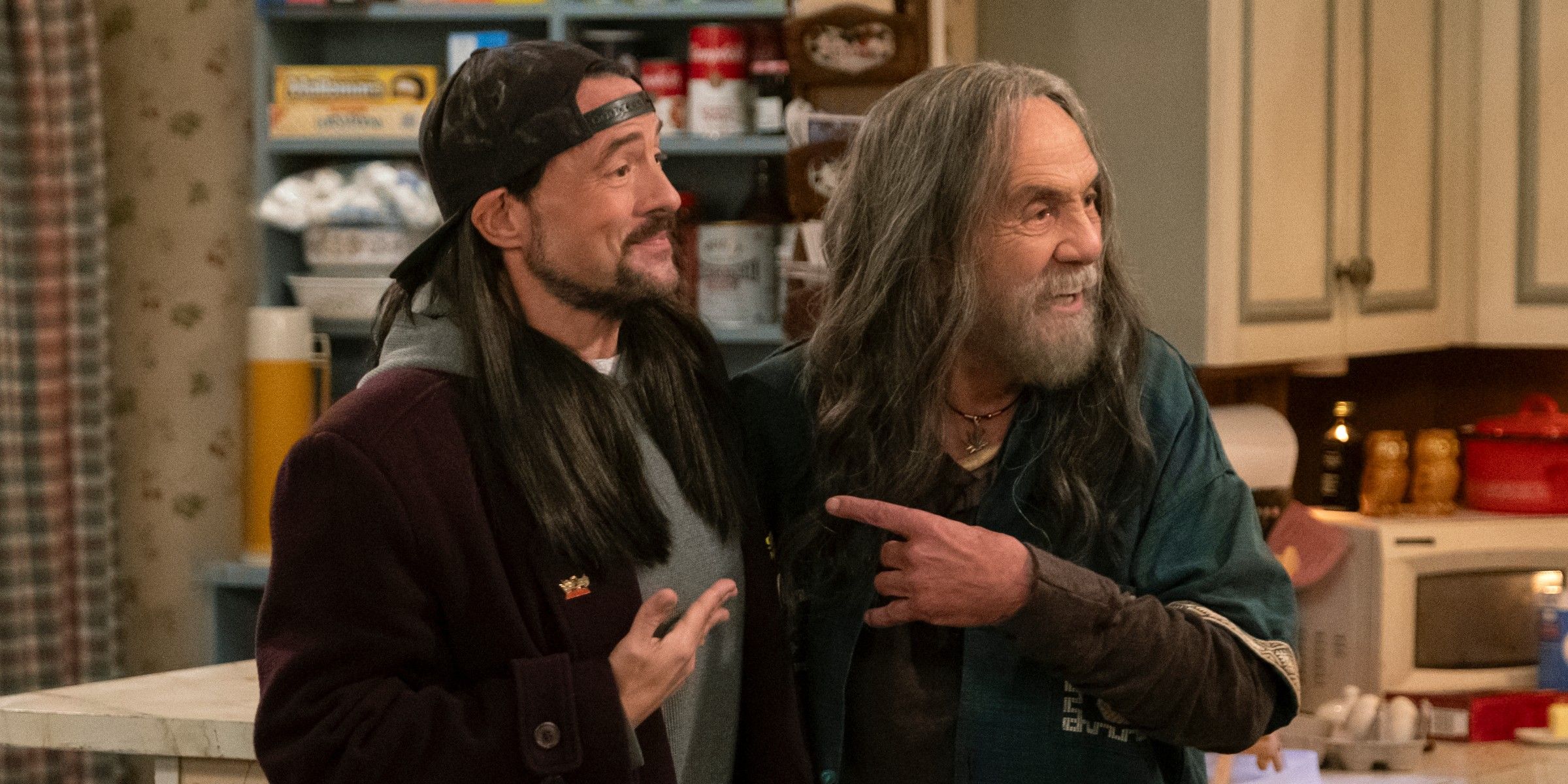 Tommy Chong como Leo e Kevin Smith como Sonny na cozinha dos Formans em That '90s Show parte 2