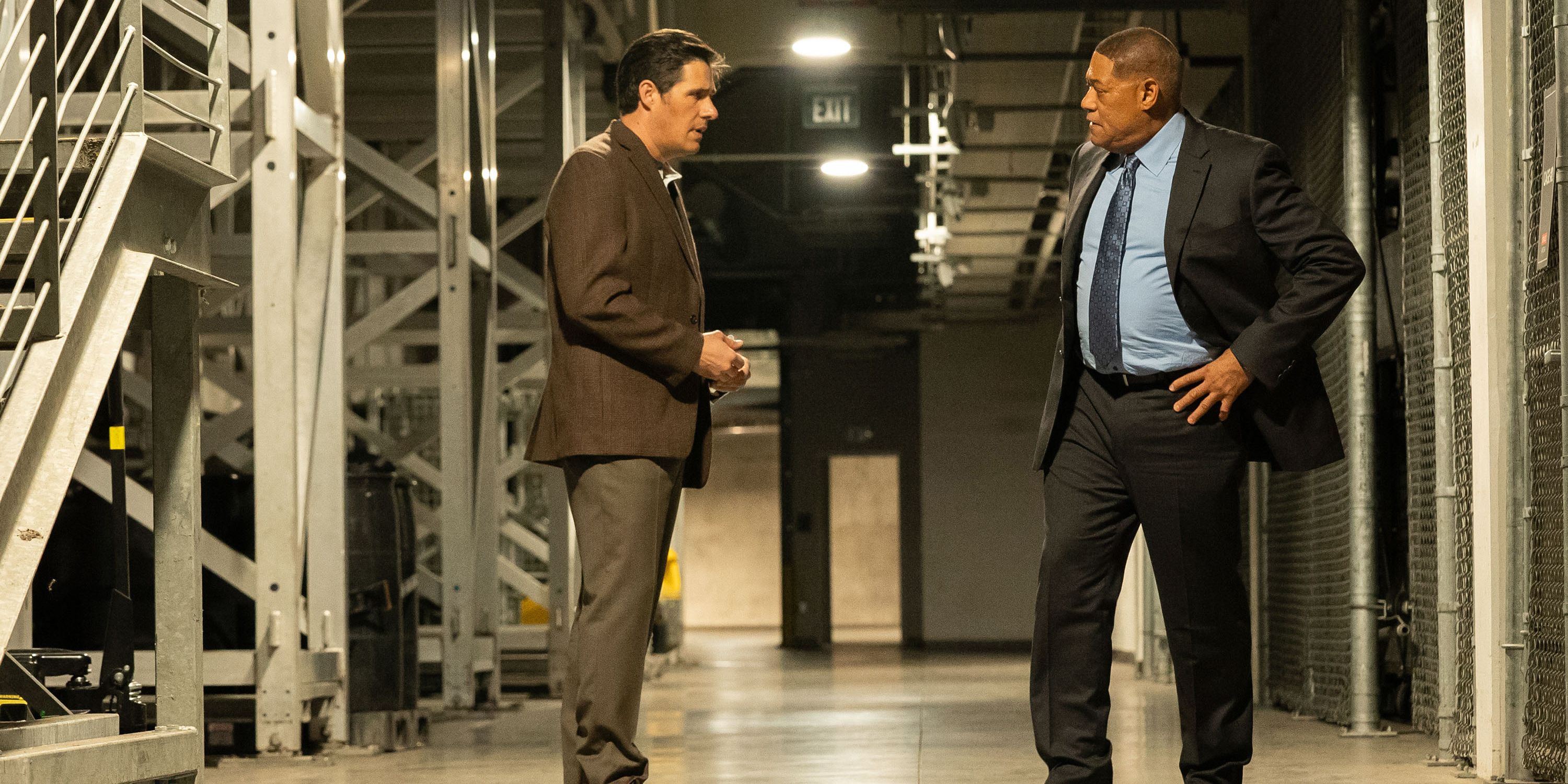 Laurence Fishburne como Doc Rivers conversando com Rich Sommer como Seth Burton em Clipped.