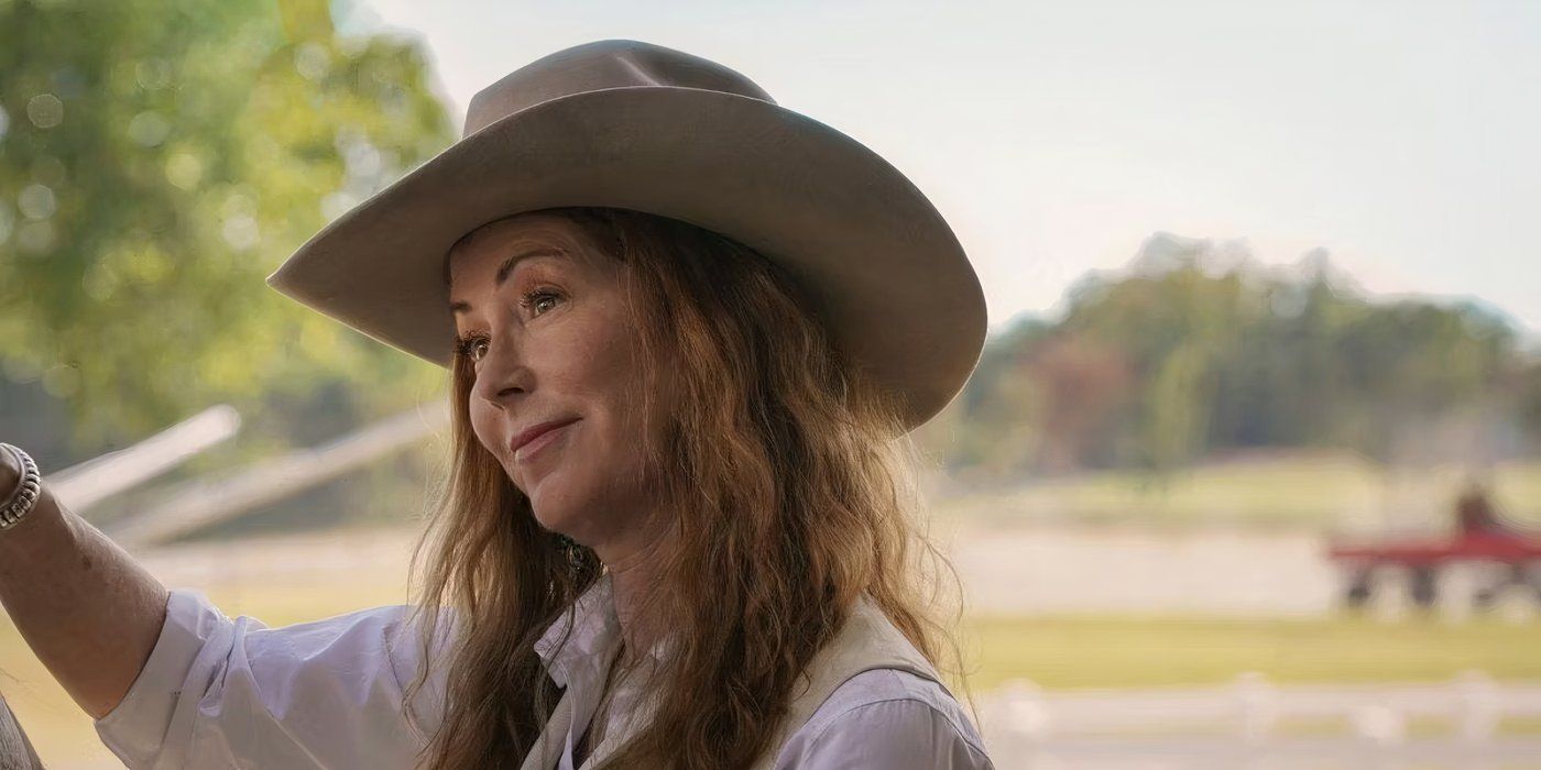 Dana Delaney sonríe mientras usa un sombrero de vaquero en Tulsa King