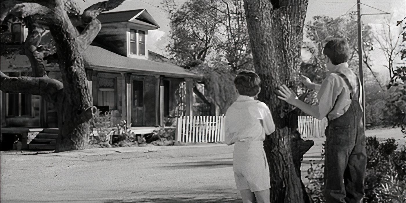 Duas crianças olhando para a casa de Boo Radley em To Kill A Mockingbird.