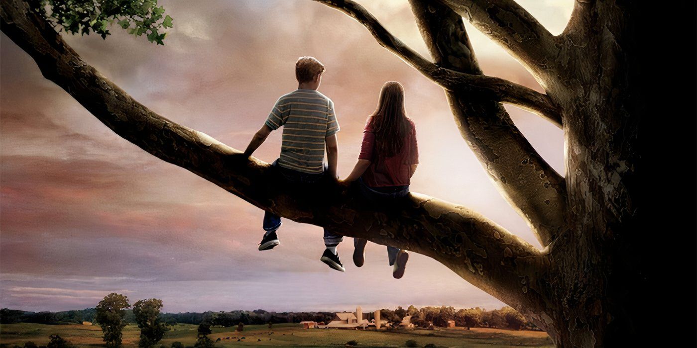 Duas crianças sentadas em um galho de árvore olhando para uma cidade no pôster de Flipped.