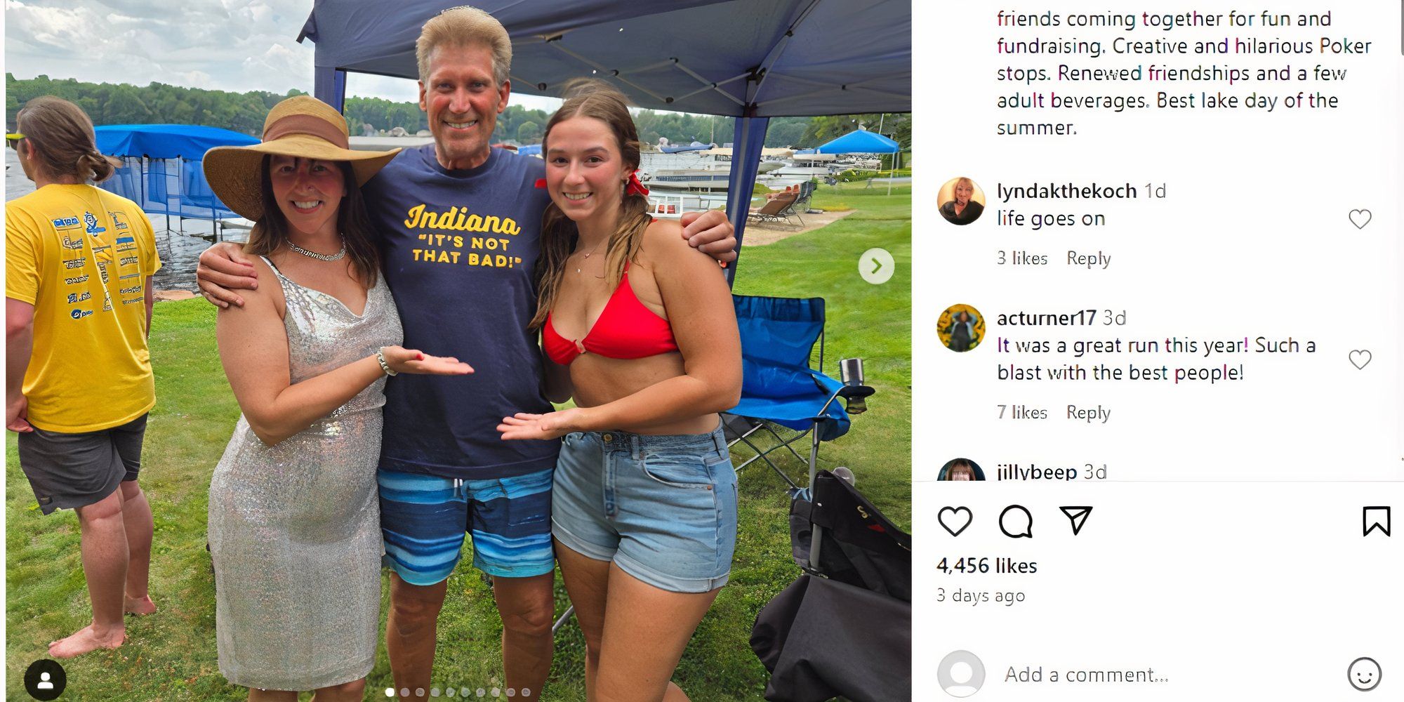 O Golden Bachelor Gerry Turner no lago, ladeado por duas mulheres, gesticulando para sua camiseta que diz: "Indiana.  Não é tão ruim"