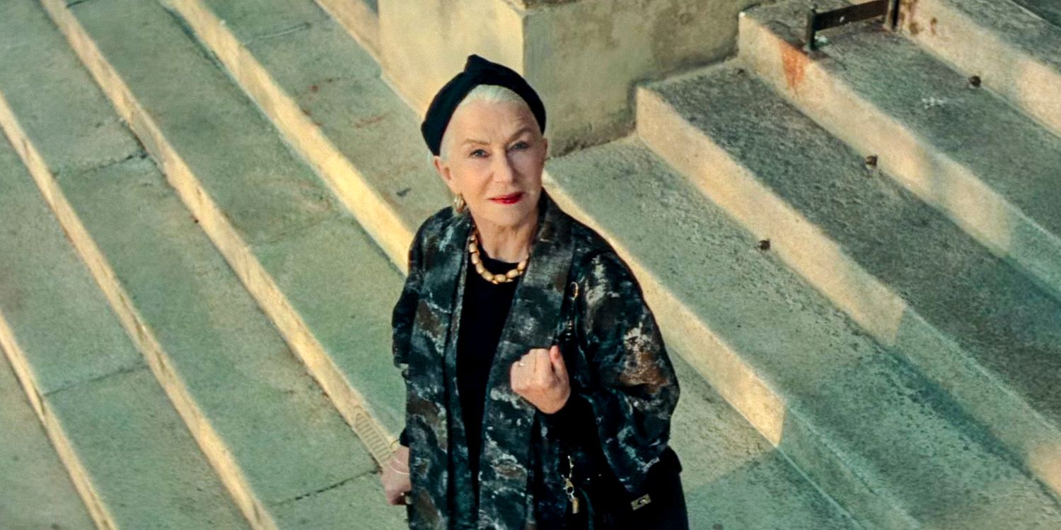 Grandmère (Helen Mirren) olhando para o céu e sorrindo em White Bird