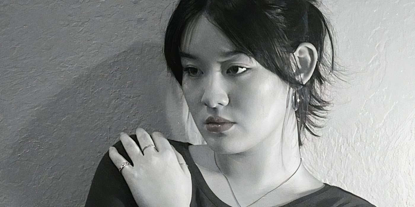 Audrey Huynh está dramaticamente contra uma parede cinza