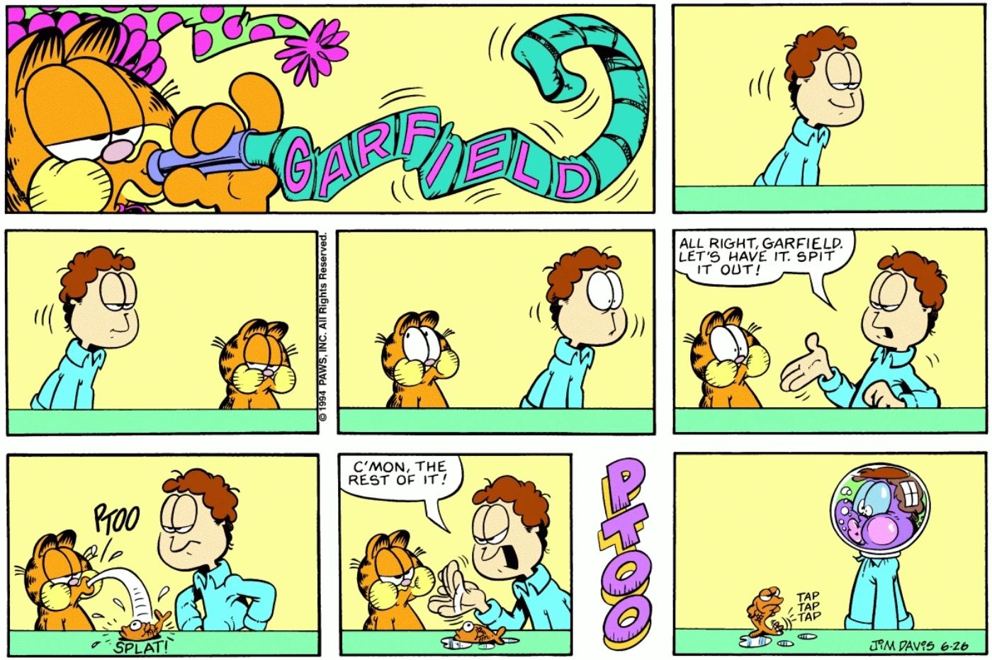 Garfield cuspindo um aquário na cabeça de Jon, enquanto o peixe faz cara feia para Jon.