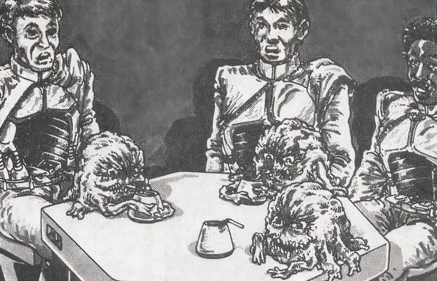 Três Utroms de TMNT sentados em uma mesa com seus trajes humanos robóticos atrás deles.