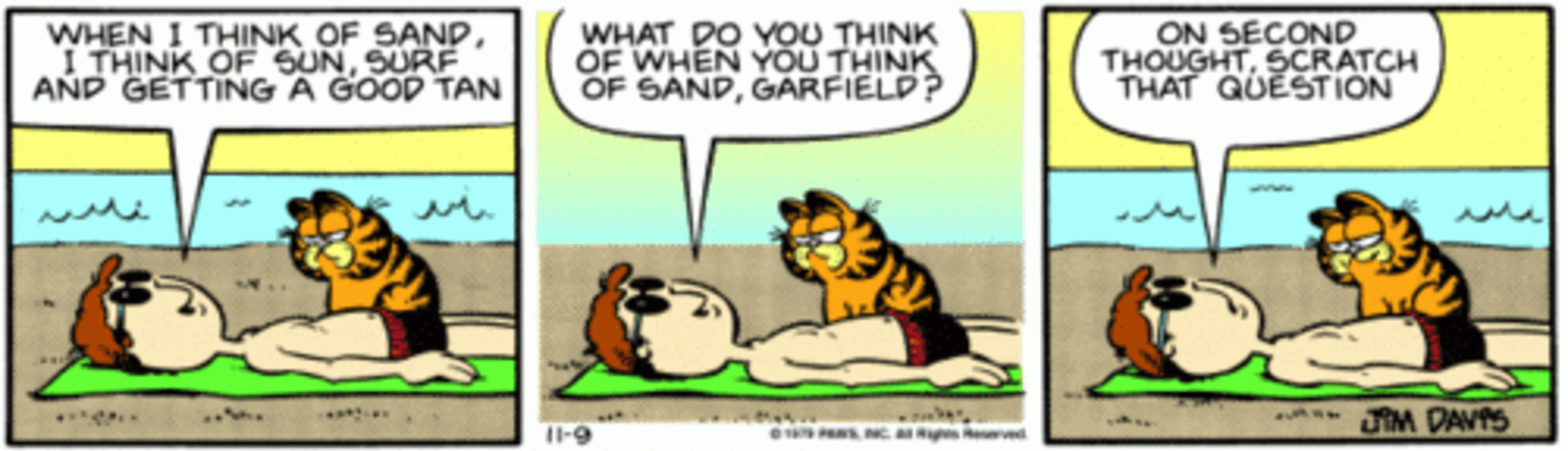 Garfield e Jon deitados na praia.