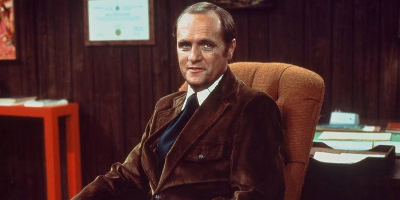 Dick Loudon (Bob Newhart) smiling in a chair in Newhart.