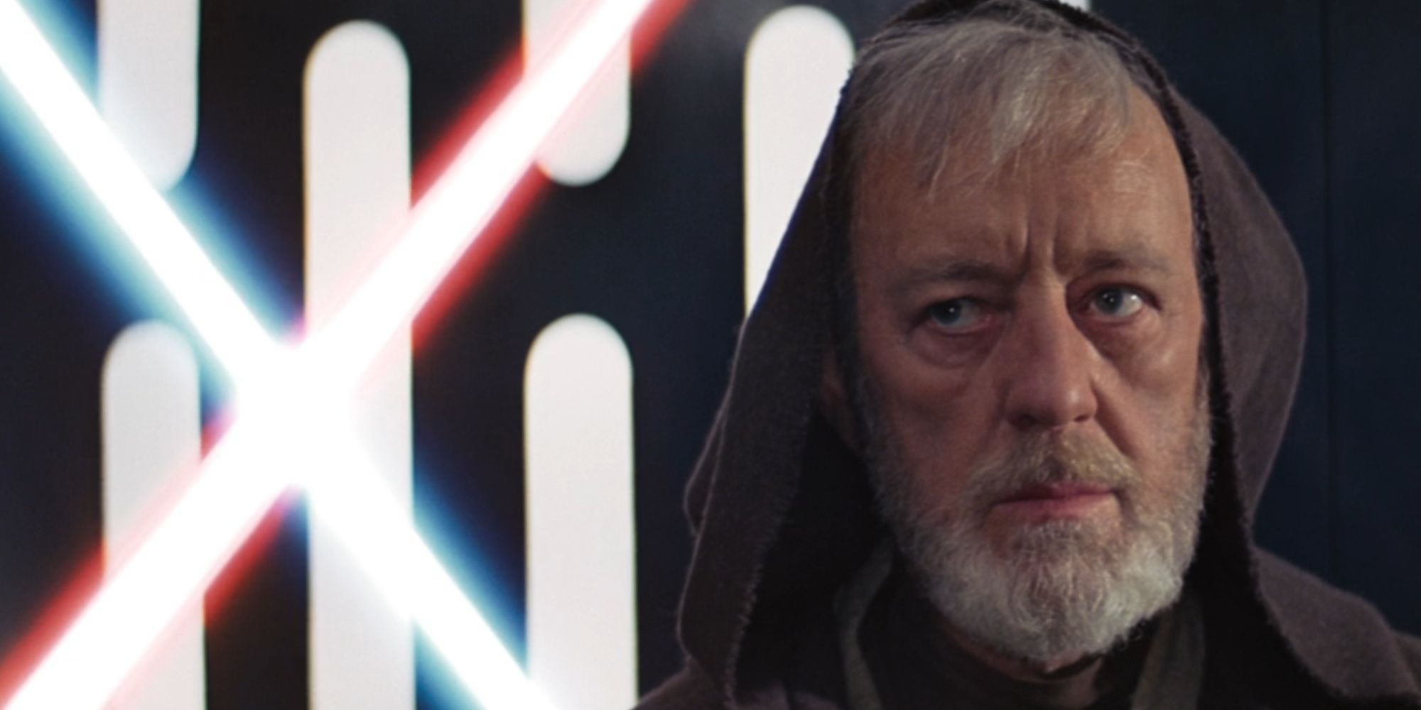 Alec Guinness luce serio como Ben Kenobi en la Estrella de la Muerte en Star Wars: Episodio IV - Una nueva esperanza