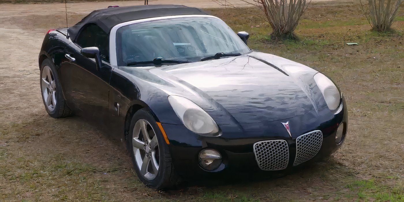 Carro de Angela Deem 2006 Pontiac Solstice em 90 Day Fiance em preto estacionado do lado de fora