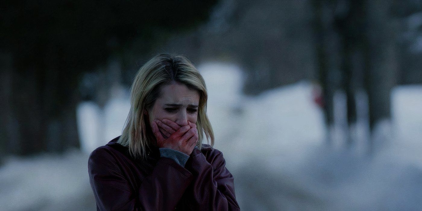 Emma Roberts parecendo chateada com as mãos sobre a boca em The Blackcoat's Daughter