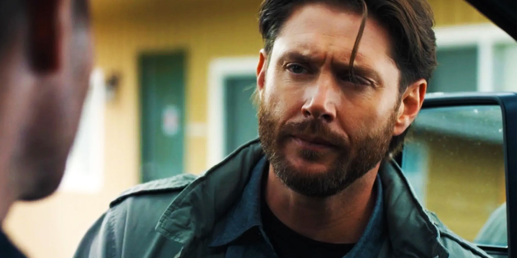 Uma imagem em close de Jensen Ackles como Russell Shaw em Tracker