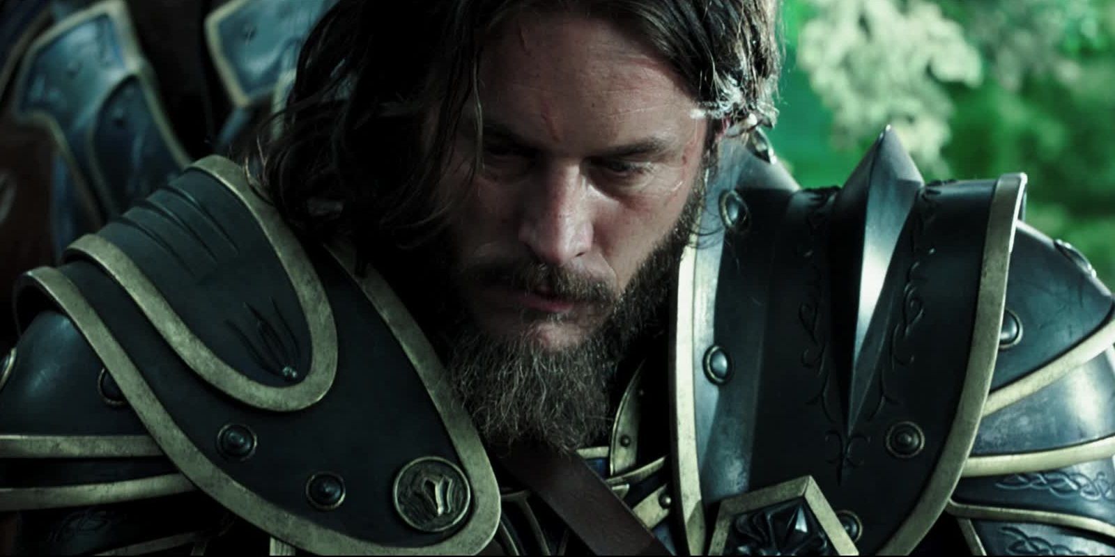 Um humano com armadura no filme Warcraft