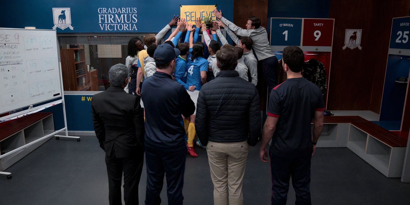 AFC Richmond tocando a placa Believe em Ted Lasso no vestiário.