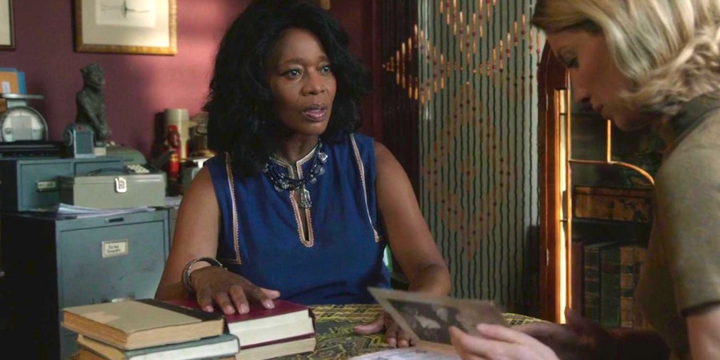 Alfre Woodard's Evelyn looks concerned while talking to Annabelle Wallis's Mia in Annabelle 2014