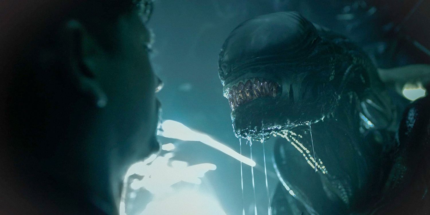 Um Xenomorfo Ameaçando um Humano em Alien Romulus