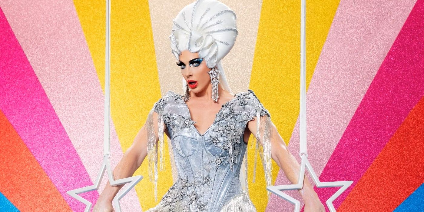 Alyssa Edwards do RuPaul's Drag Race Global All Stars vestindo uma roupa e cabelo prateados