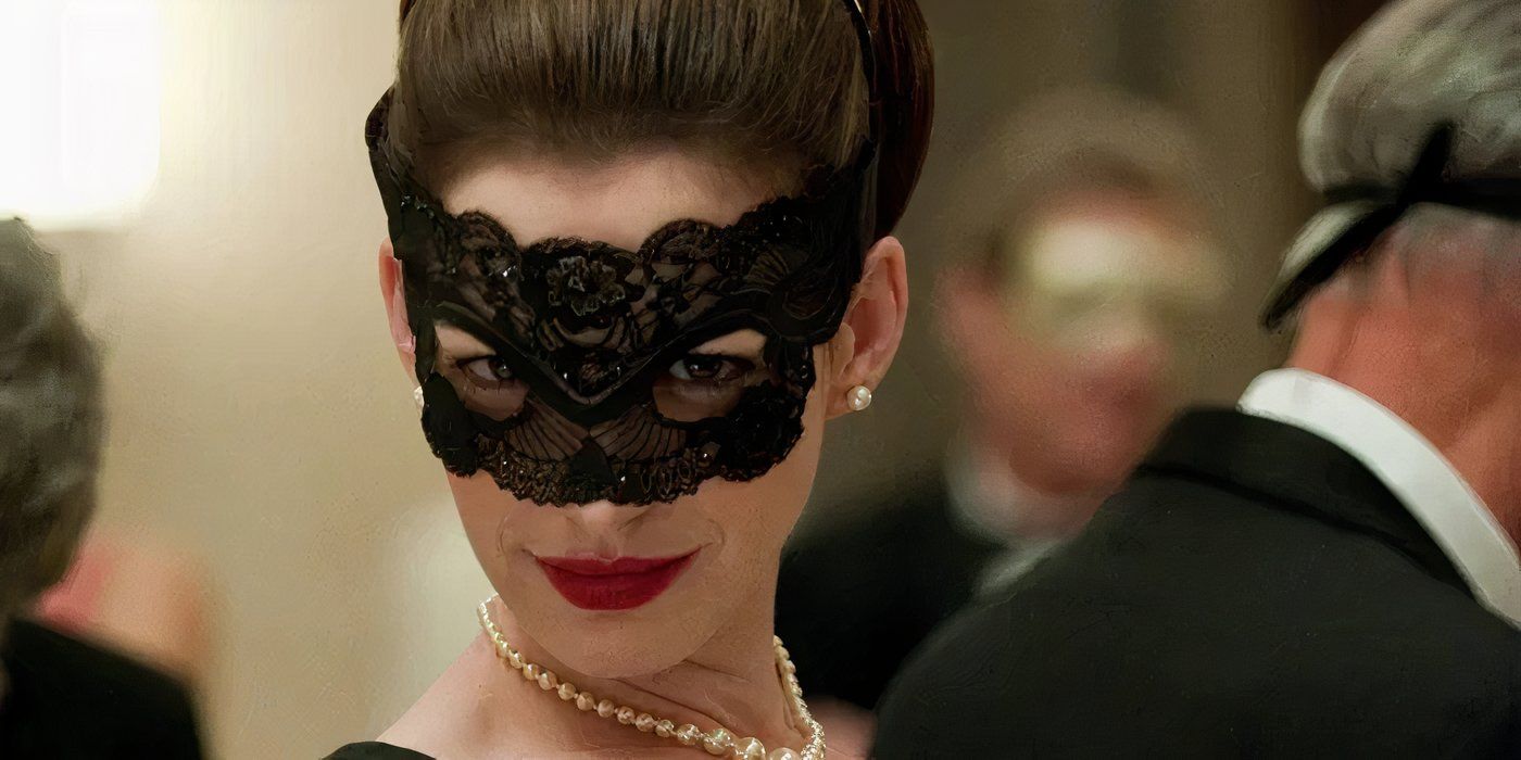 Anna Hathaway como Selina Kyle se disfraza en la escena del baile en The Dark Knight Rises